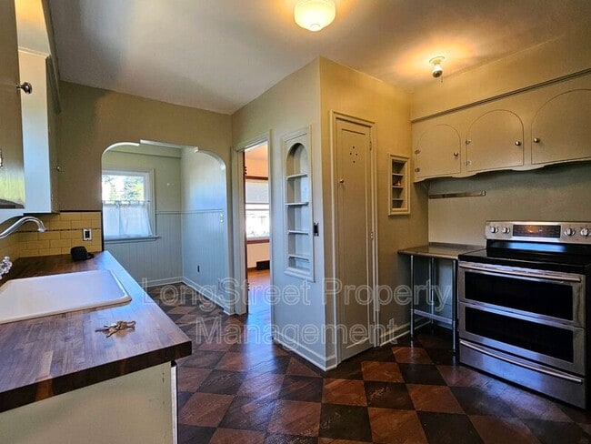 Building Photo - 224 N Russet St