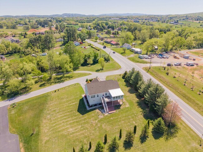 Building Photo - 1701 Stratford View Dr