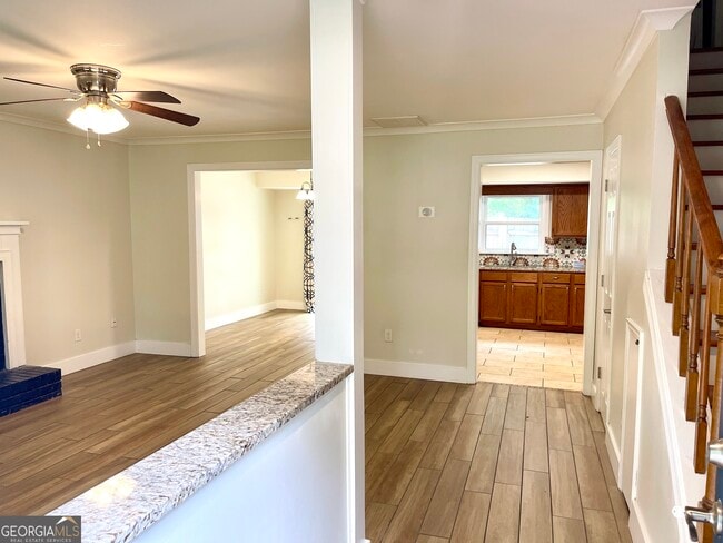 Building Photo - 696 Redland Dr