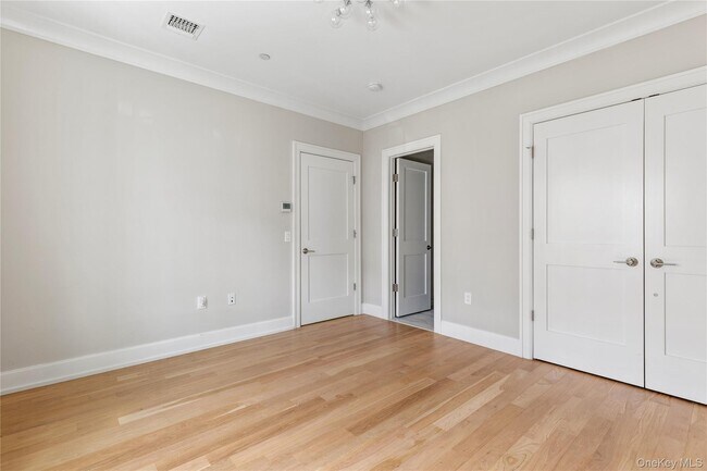 Building Photo - 902 Mill Creek S