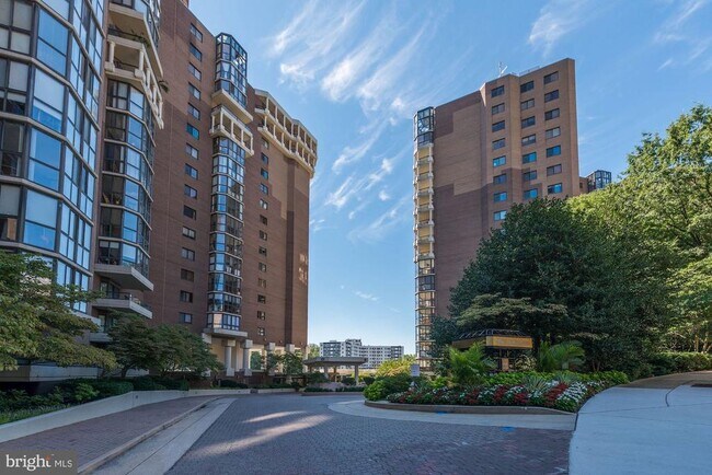 Building Photo - 1600 N Oak St