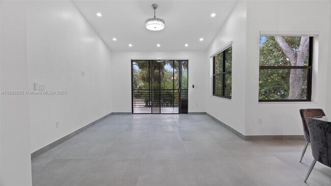 Building Photo - 15533 N Miami Lakeway