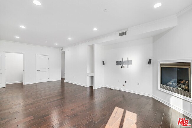 Building Photo - 11504 Moorpark St