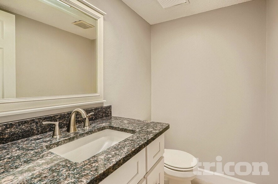 Building Photo - 215 Hillcrest Dr