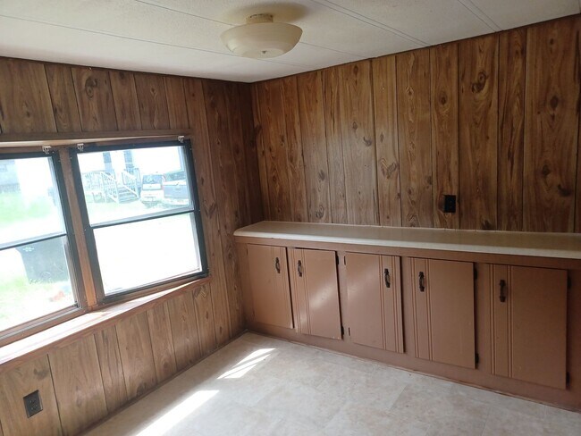 Building Photo - Charming 2 bed, 1 bath