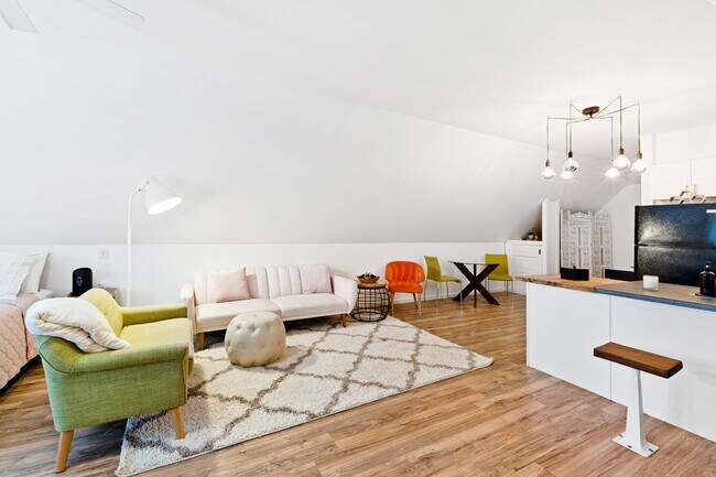 Building Photo - Tranquil loft retreat with open floorplan!...