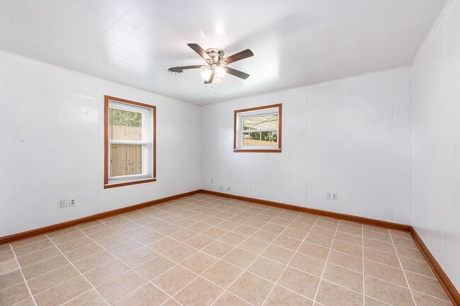 Building Photo - 5813 Russell Ln