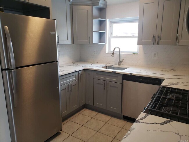 Building Photo - 202-12-202-45 45th Dr