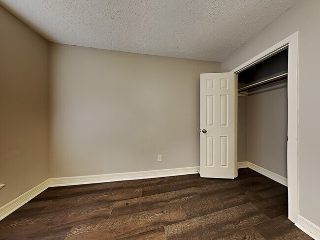 Building Photo - 6907 Foxside Ln