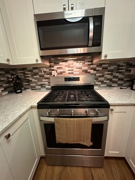 Building Photo - 2216 Delaware Dr