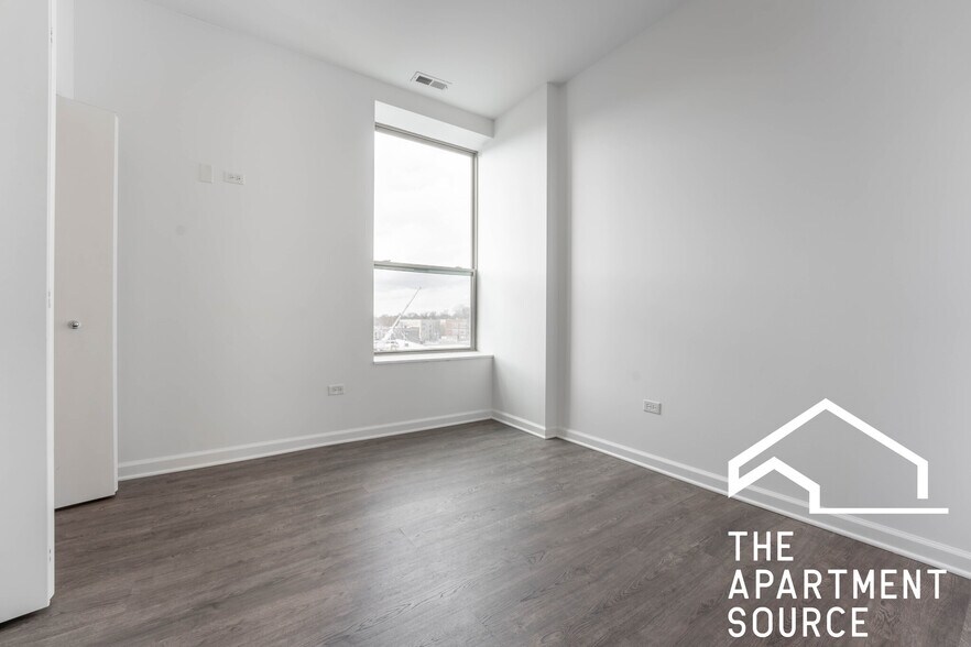 Building Photo - 931 W Dakin St