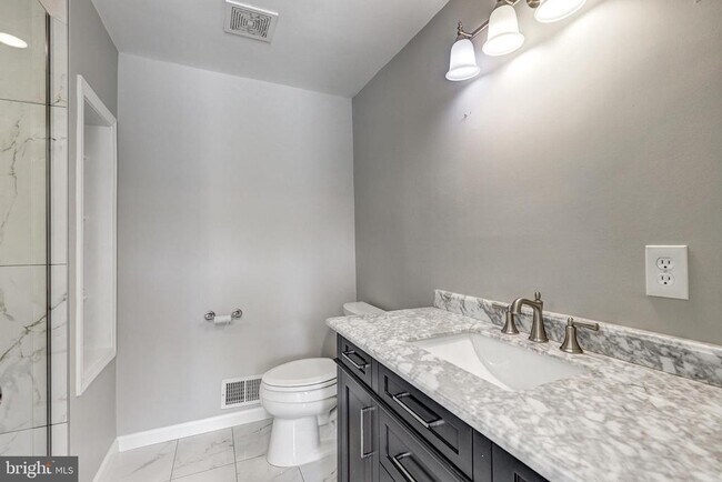 Building Photo - 41 Battersea Bridge Ct