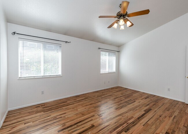 Building Photo - 4 Bed Rancher in District 20!!!