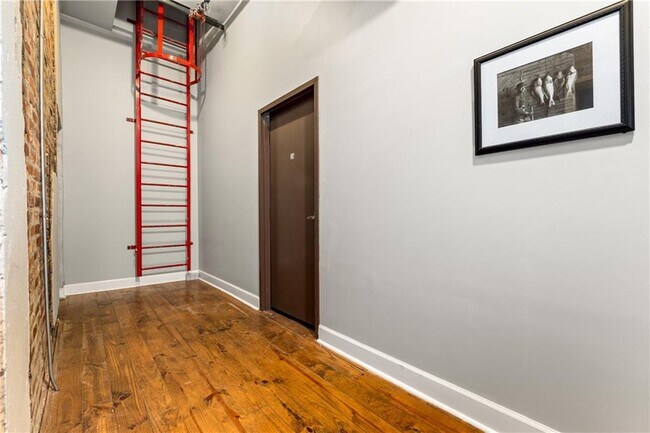 Building Photo - 558 St Francis St