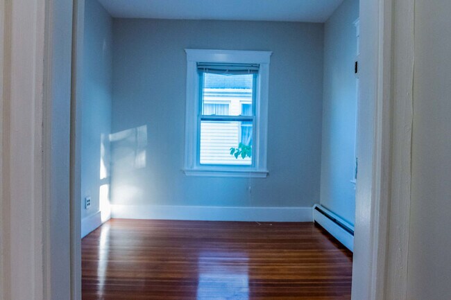 Building Photo - 204 Maple St