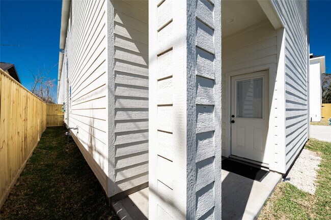Building Photo - 8907 Knl Br Dr