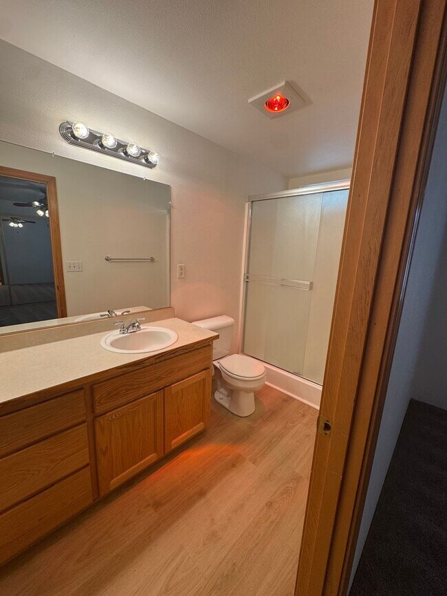 Building Photo - 2 bedroom 2 bath duplex for rent in Grants  Pass