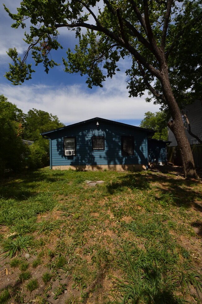 Building Photo - 2/1 House in Hip East Austin!