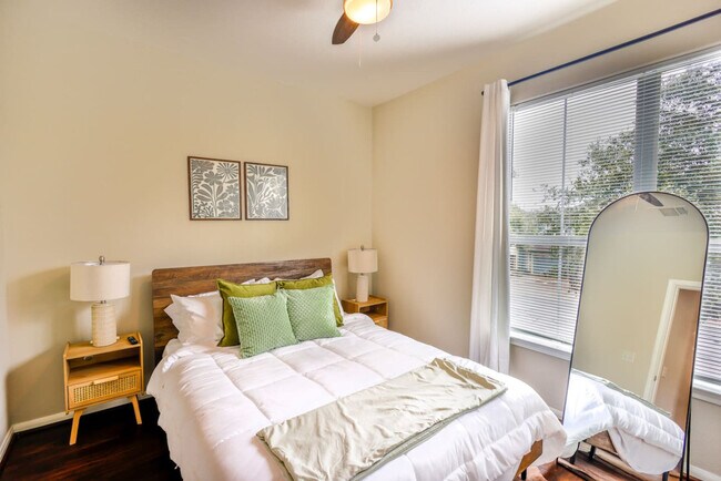 Building Photo - 2418 Allred Dr