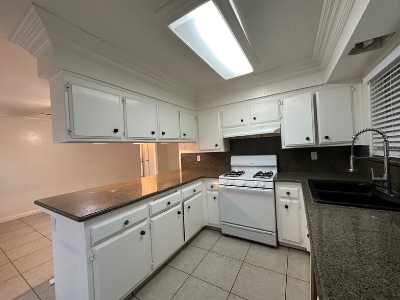 Kitchen - 3116 Edmonton St