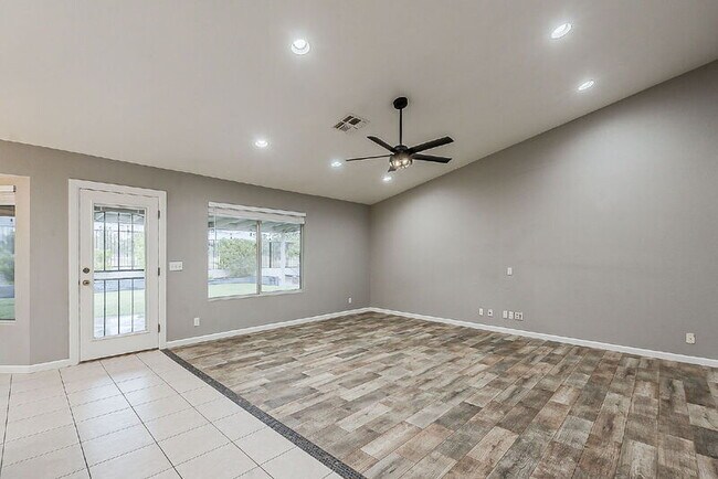 Building Photo - 841 N Hillridge