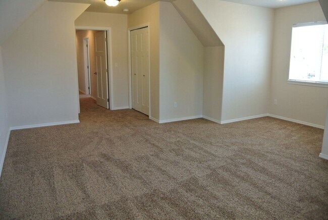 Building Photo - November Rent FREE ~ Spread Out and Live L...