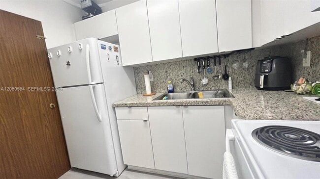Building Photo - 2899 Collins Ave