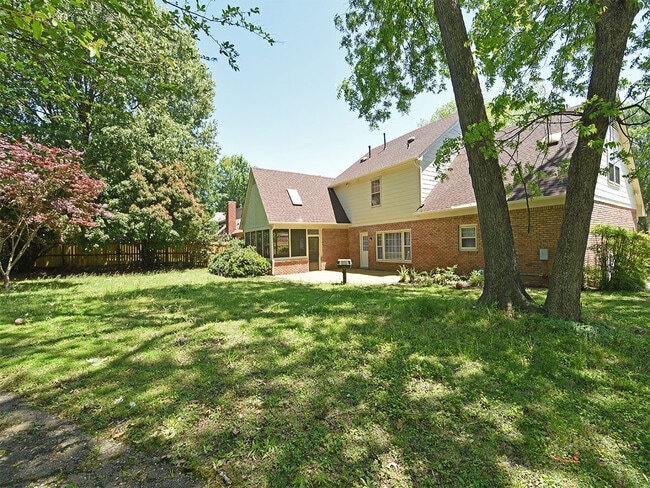 Building Photo - 3 Bedroom with Bonus, 2.5 Bathroom Near Lo...
