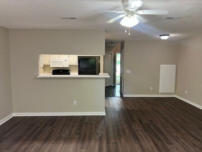 Building Photo - Available now-60 Woodfield Pl.  1/2 off th...