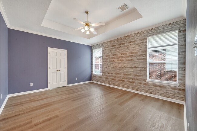 Building Photo - 23719 River Pl Dr