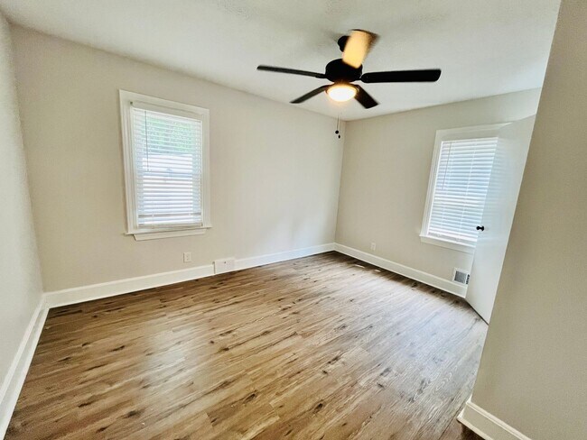 Building Photo - Three Bedroom Modern Farmhouse in Southern...