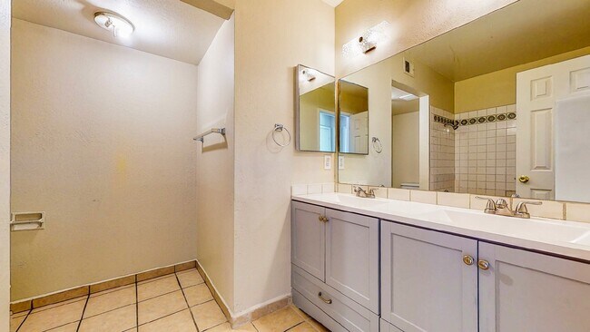 Building Photo - 2 BEDROOM 1 1/2 BATH TOWN HOME