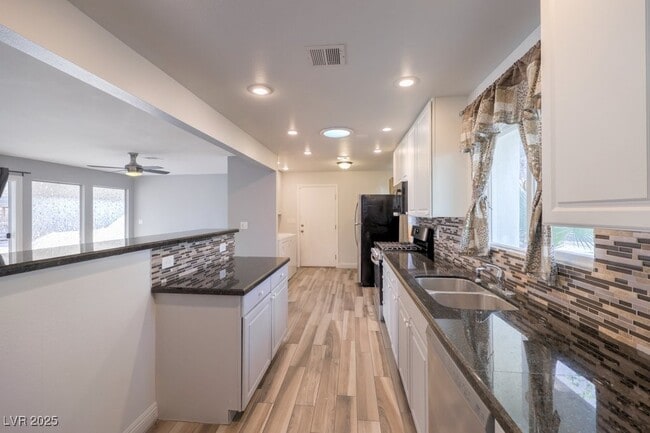 Building Photo - 3701 Pyramid Dr