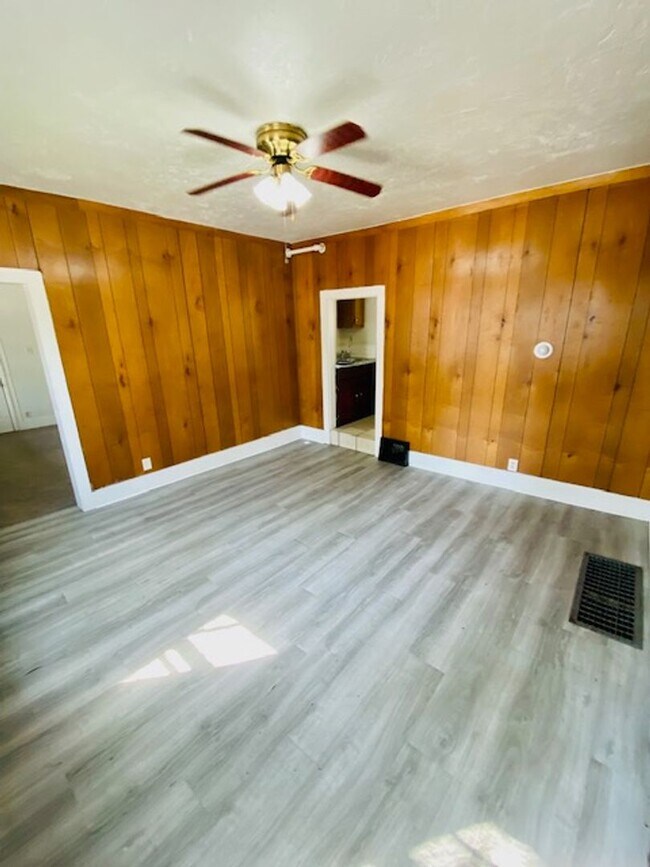 Building Photo - 1237 E Walnut St