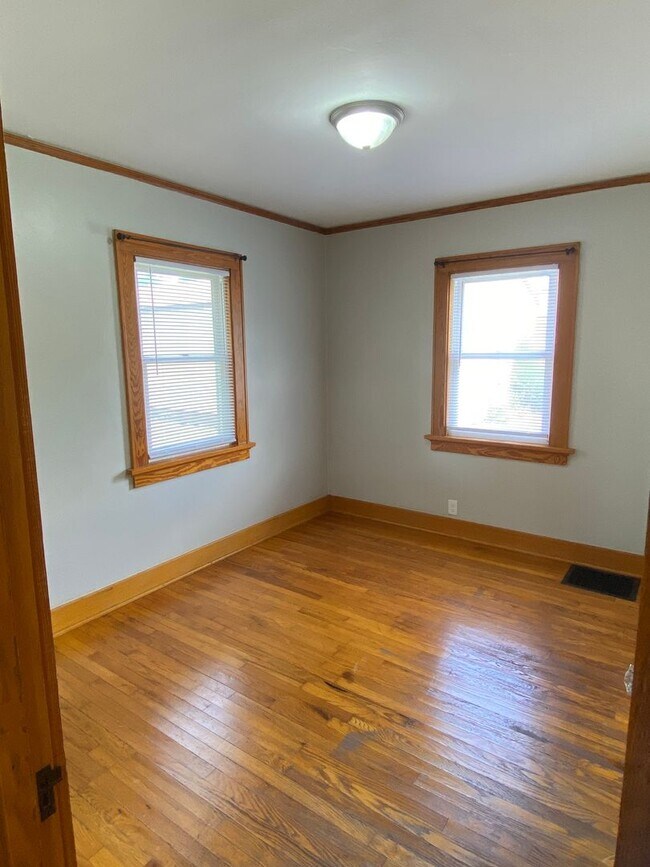 Building Photo - 2 Bedroom/1 Bath AVAILABLE NOW
