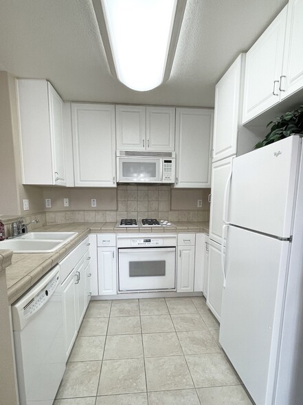Kitchen - 27 Meritage Cmn