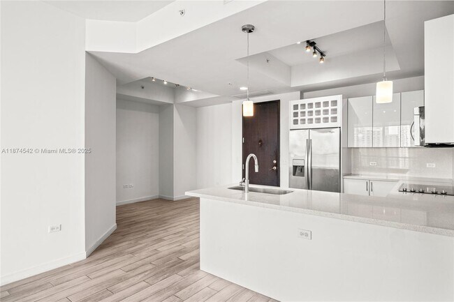 Building Photo - 999 SW 1st Ave