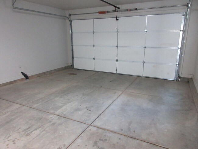 Building Photo - 3 bed 2.5 bath - Newer townhome in the heart of Cedar City