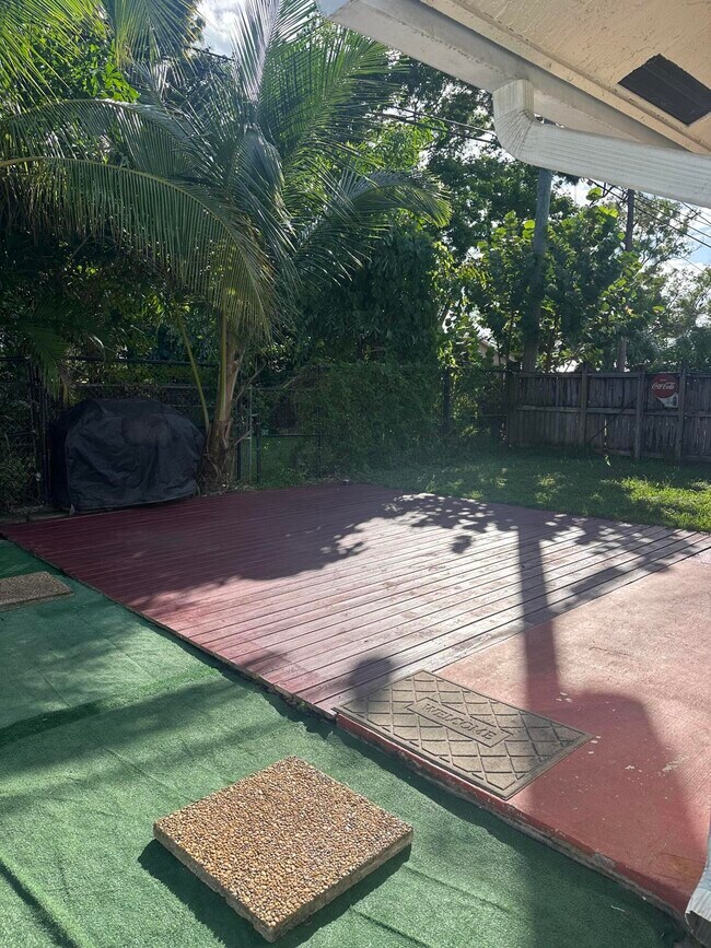 Building Photo - 4942 Dillon St