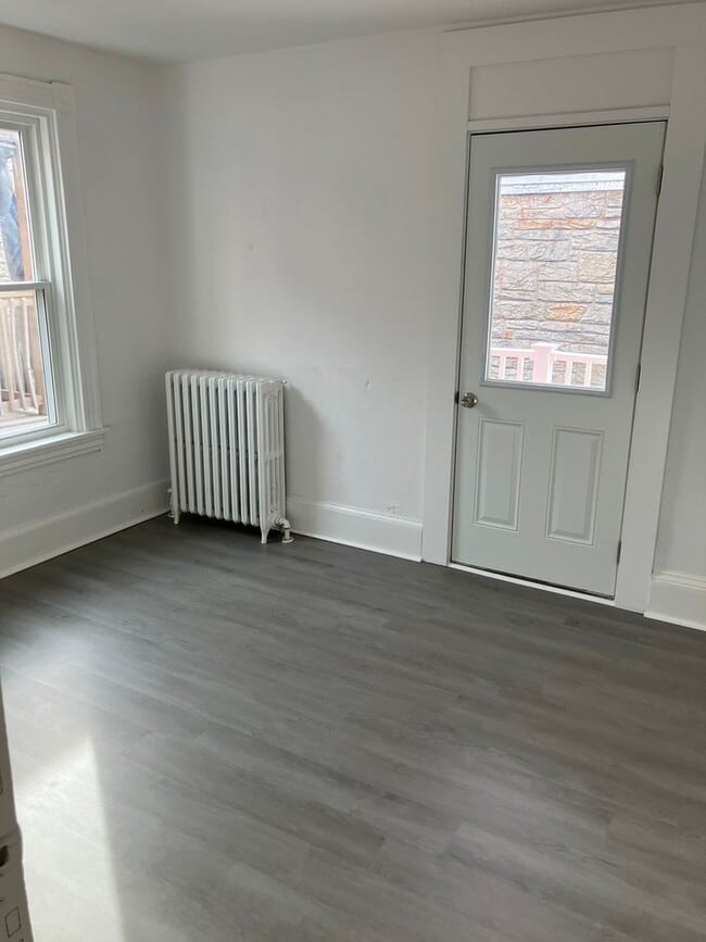 Building Photo - 422 John St