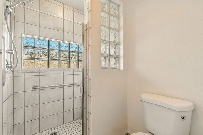 Building Photo - Beautiful 3 bed, 2 bath w/ bonus Room, loc...