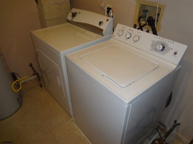 Building Photo - 20 Iroquois Dr