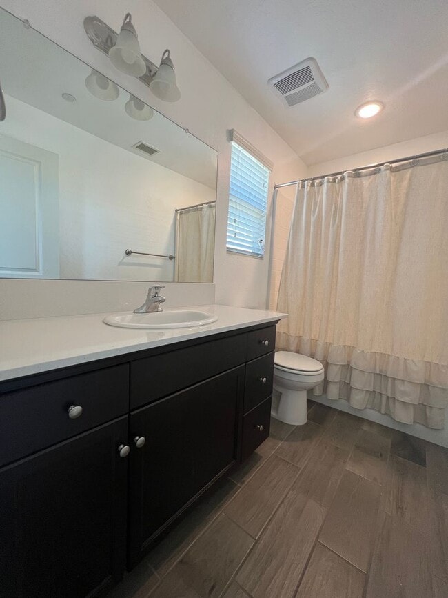 Building Photo - modern 3-bedroom, 2.5-bathroom home locate...