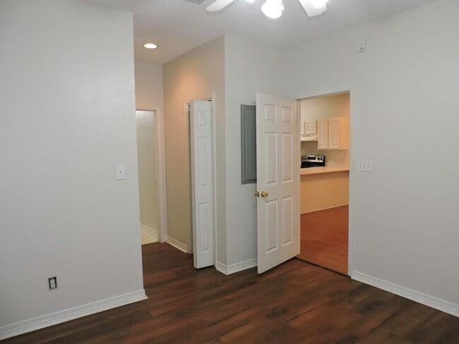 Building Photo - Easy access to interstate, shopping & hospitals!