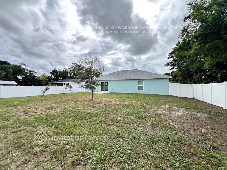 Building Photo - 1021 SE Airoso Blvd