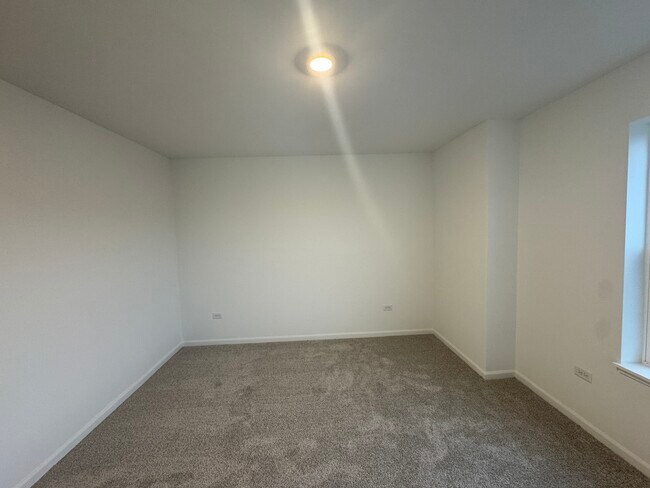 Building Photo - 14849 S Hillside Dr