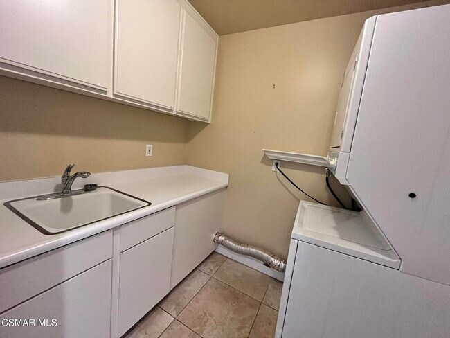 Building Photo - 29160 Oakpath Dr