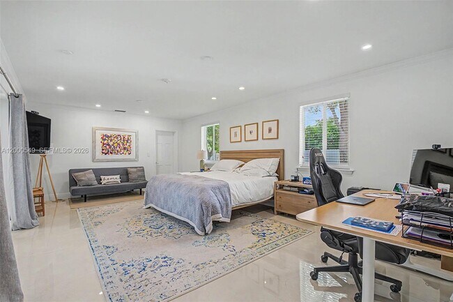 Building Photo - 7230 SW 104th St