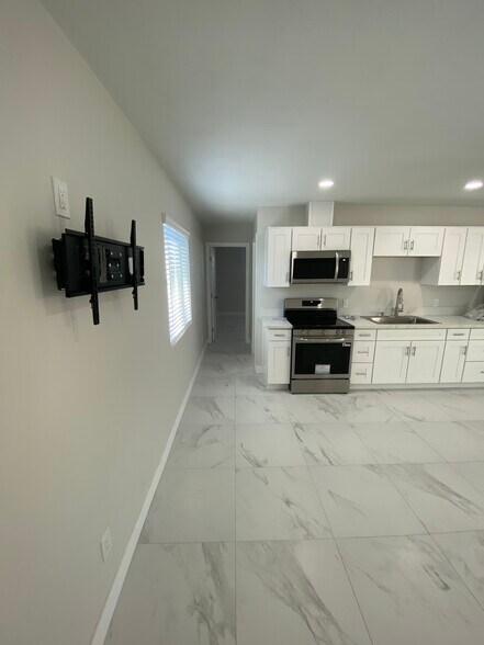 Building Photo - 697 S 5th St