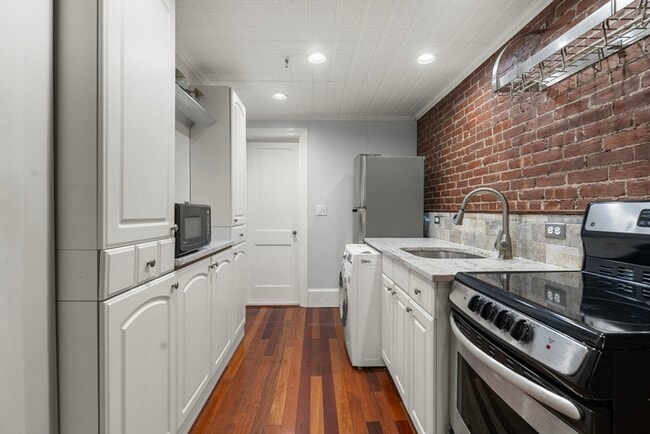 Building Photo - 167 Beacon St